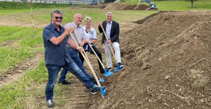 Spatenstich Entlastungsstrasse Nord durch Roland Mett, Projektleiter; Andreas Kägi, Ressortleiter Planung und Entwicklung; Susanne Bähler, Ressortleiterin Infrastruktur; Beat Moser, Gemeindepräsident